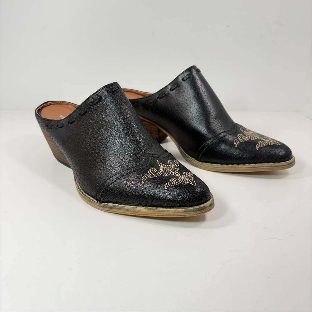 Very Volatile Shoes Women 8 Black Leather Ankle Booties Western Mules 2 1/2 Heel